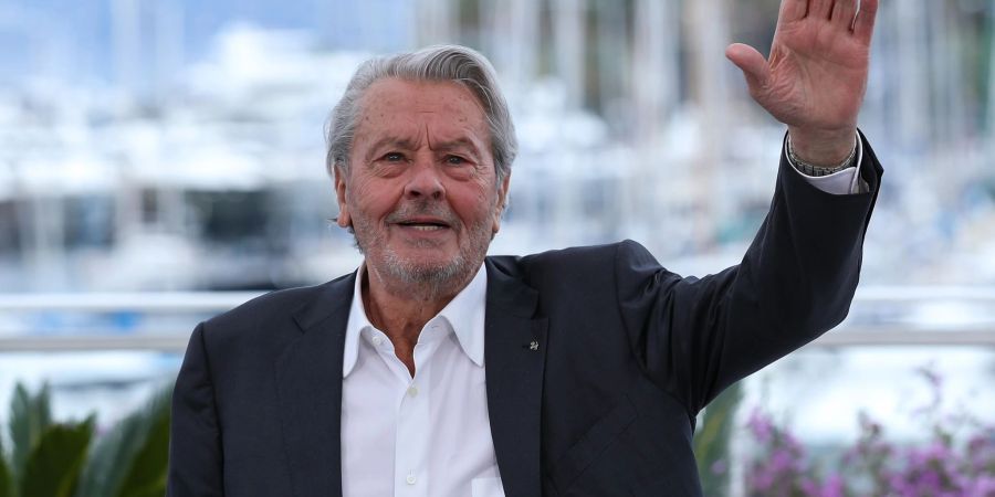 Alain Delon wehrt sich gegen seine angeblich beleidigende Haushälterin.