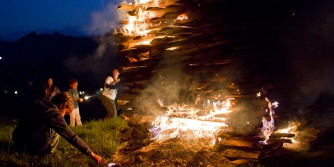 Ungefähr so wird es brennen, nach ähnlichem Aufbau wie ein Erstes-August-Feuer im Appenzell im Jahr 2011. (Archiv) Erstes-August-Feuer