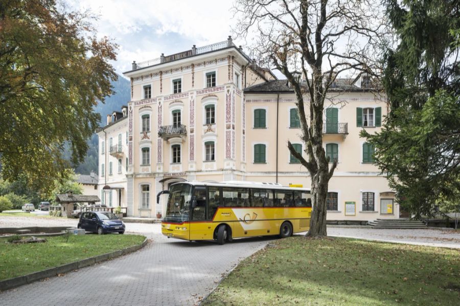 Betroffen von der Umstellung auf bargeldlose Fahrkarten sind laut Postauto bisher vier Linien. (Symbolbild)