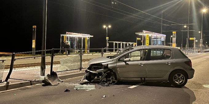 Niederdorf: Personenwagenlenkerin fährt bei Selbstunfall in Geländer. Niederdorf: Selbstunfall.