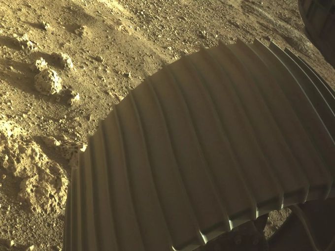 Eine Nahaufnahme zeigt eines der sechs Räder Mars-Rover «Perseverance» kurz nach der Landung auf dem Mars. Nasa-Rover «Perseverance»