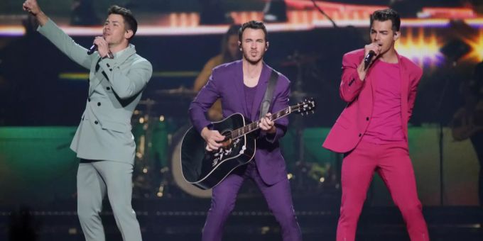 Von links nach rechts: Nick Jonas, Kevin Jonas und Joe Jonas bei einem Auftritt in Chicago, 2019. jonas brothers