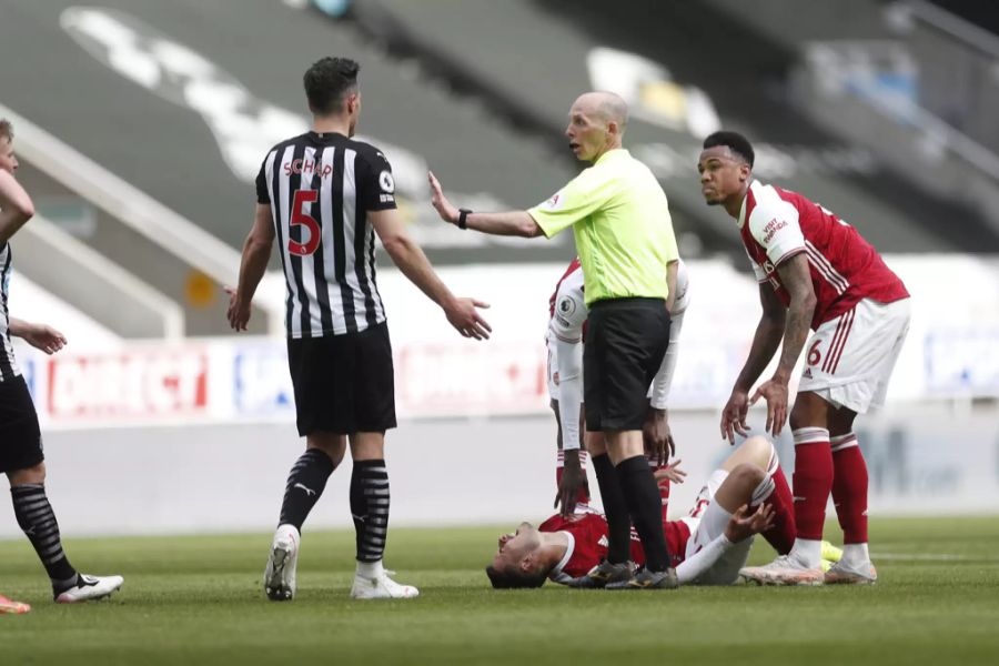 Fabian Schär versucht sich zu erklären beim englischen Referee.