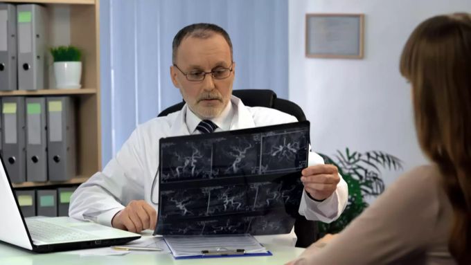 Lassen Sie sich bei Anzeichen von einem Arzt untersuchen. Thrombose