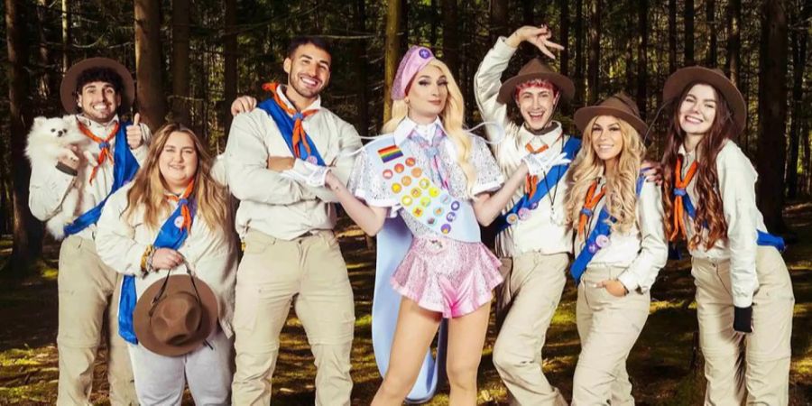 «#offline im Wald» mit Dragqueen Candy Crash.