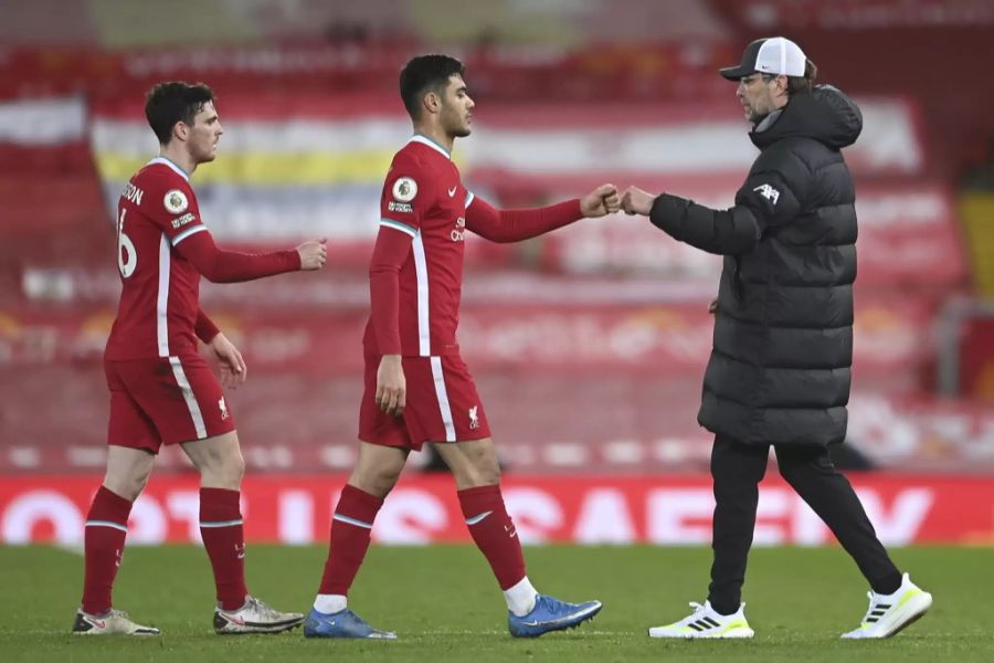 Jürgen Klopp tröstet seine Spieler nach der Niederlage gegen den FC Chelsea.