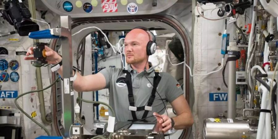 Der deutsche Astronaut Alexander Gerst führt ein Experiment auf der Internationalen Raumstation ISS durch. Foto: ESA/dpa
