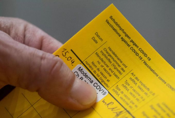 Ein Aufkleber der auf eine Impfung mit dem Impfstoff Moderna gegen das Coronavirus hinweist, klebt im Impfzentrums des Klinikum Stuttgart im Impfpass eines Impflings. Coronavirus - Impfzentrum Stuttgart