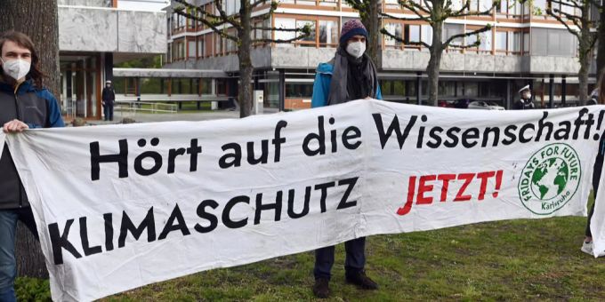 Klimaaktivisten am Donnerstag vor dem Bundesverfassungsgericht in Karlsruhe. klimaaktivisten