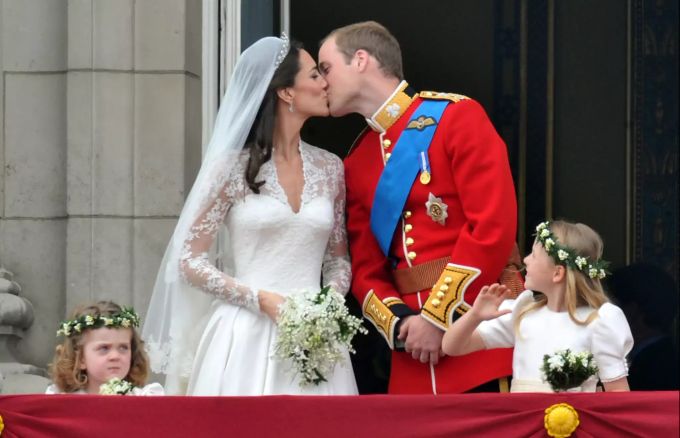 Prinz William und Kate Middleton küssen sich an ihrem Hochzeitstag auf dem Balkon des Buckingham-Palastes. prinz William