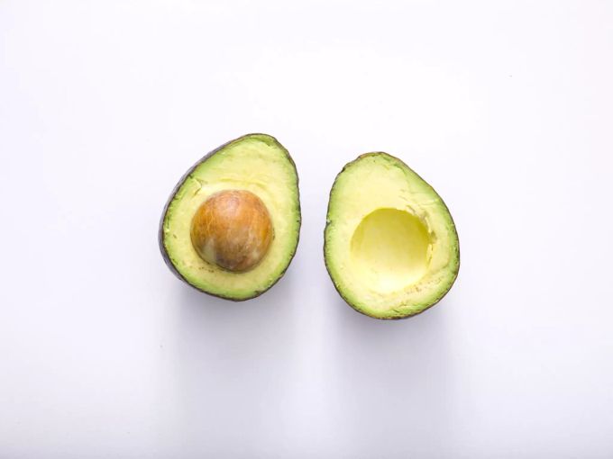 Avocado sind in der ketogenen Diät erlaubt. Avocado