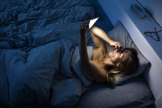 Moderne Geräte wie Smartphones, Tablets und Laptops strahlen viel blaues Licht aus. Moderne Geräte