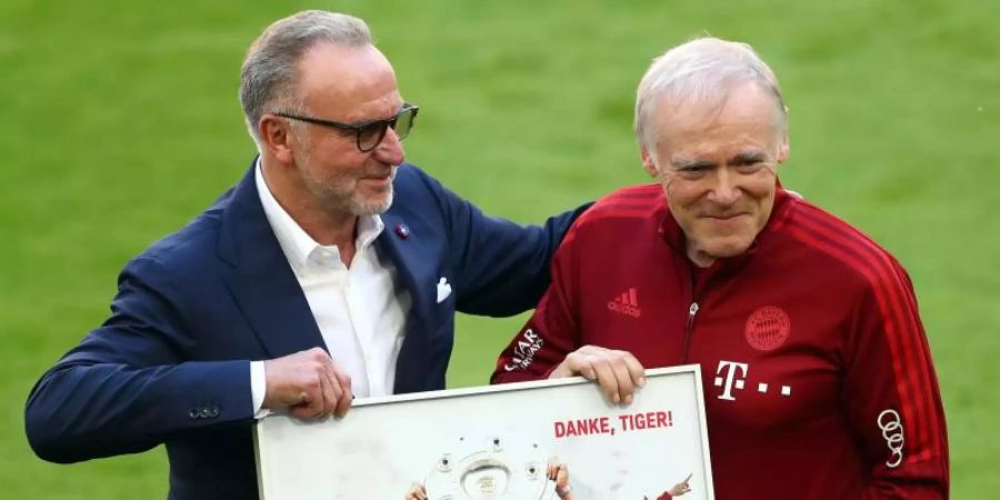 Hermann Gerland (r) verlässt den FC Bayern München. Foto: Matthias Schrader/AP-Pool/dpa