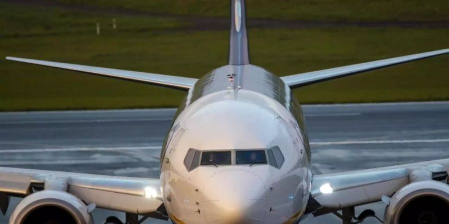 Das Ryanair-Flugzeug bei der Landung in Vilnius. Foto: Mindaugas Kulbis/AP/dpa