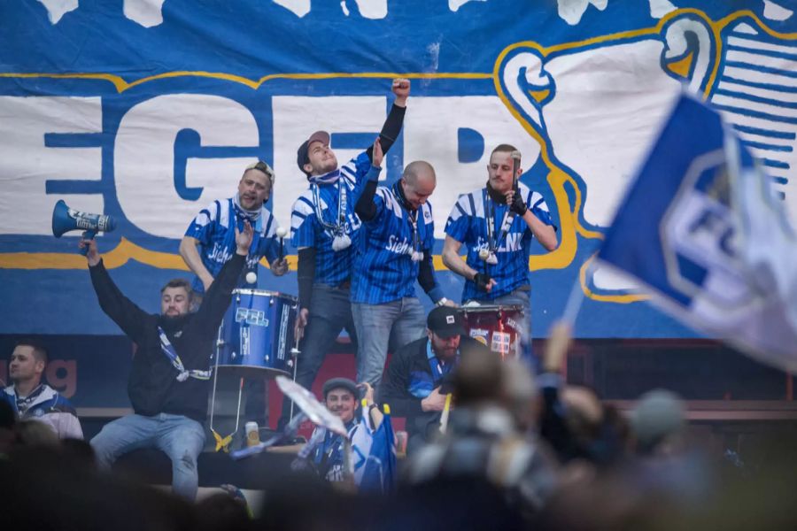 Der FC Luzern hat den Cupfinal gewonnen und feiert mit den Fans.