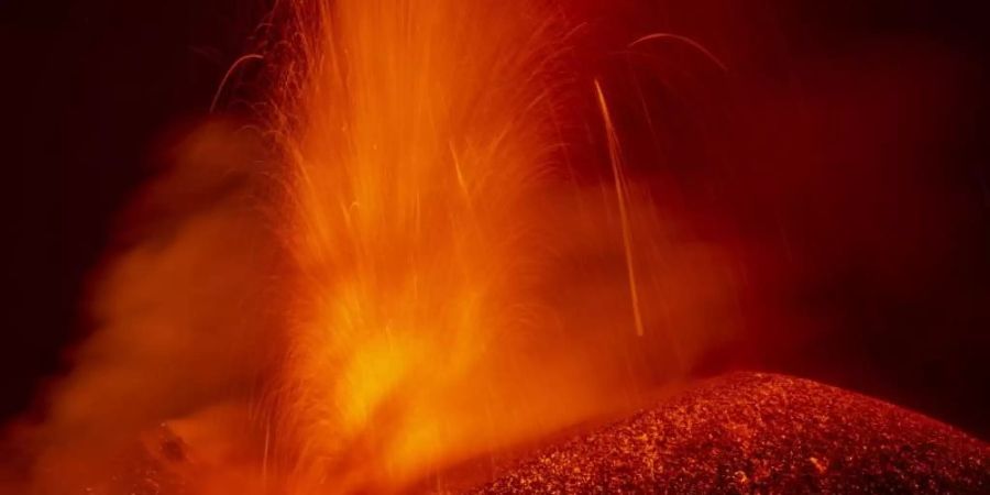 Lava strömt aus dem südlichen Seitenkrater des Ätna. Foto: Salvatore Allegra/AP/dpa