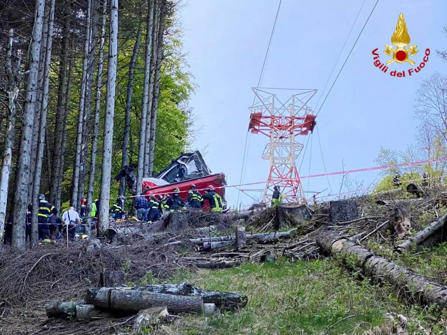 Rettungskräfte an der Absturzstelle der Gondel in Italien.