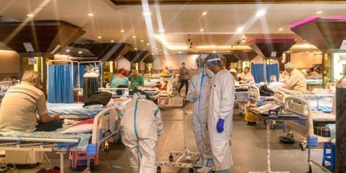 Medizinisches Personal arbeitet in einem Covid-19-Pflegezentrum in Neu Delhi. (Archivbild). Foto: Pradeep Gaur/SOPA Images via ZUMA Wire/dpa Medizinisches Personal arbeitet in einem Covid-19-Pflegezentrum in Neu Delhi. (Archivbild). Foto: Pradeep Gaur/SOPA Images via ZUMA Wire/dpa