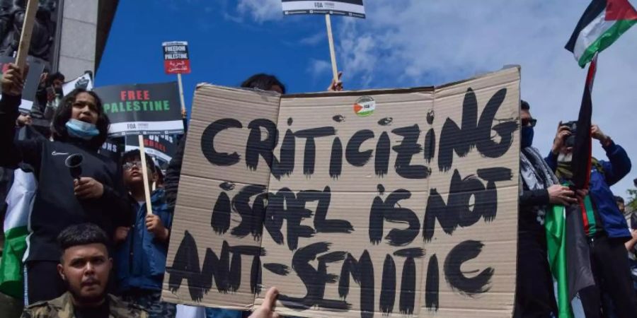 Demonstranten während eines Protestes auf dem Trafalgar Square in London. Foto: Vuk Valcic/SOPA Images via ZUMA Wire/dpa