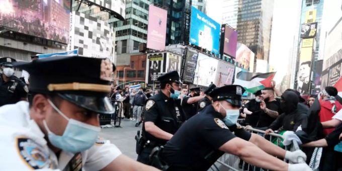Polizisten am New Yorker Times Square Polizisten am New Yorker Times Square