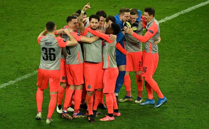 Die Spieler von YB feiern den Sieg gegen Bayer Leverkusen in der Europa League. Bayer Leverkusen YB