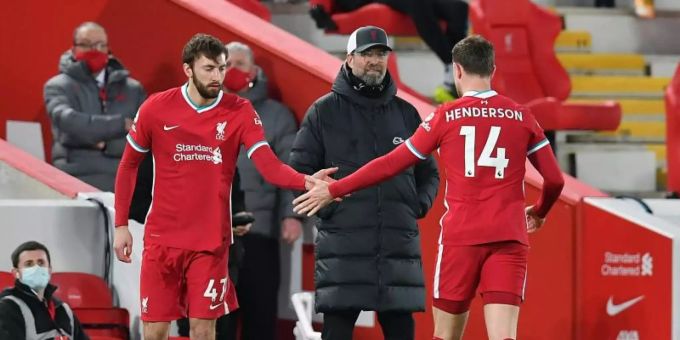 Liverpools Trainer Jürgen Klopp (M) muss länger auf seinen Kapitän Jordan Henderson (r) verzichten. Foto: Paul Ellis/PA Wire/dpa Liverpools Trainer Jürgen Klopp (M) muss länger auf seinen Kapitän Jordan Henderson (r) verzichten. Foto: Paul Ellis/PA Wire/dpa