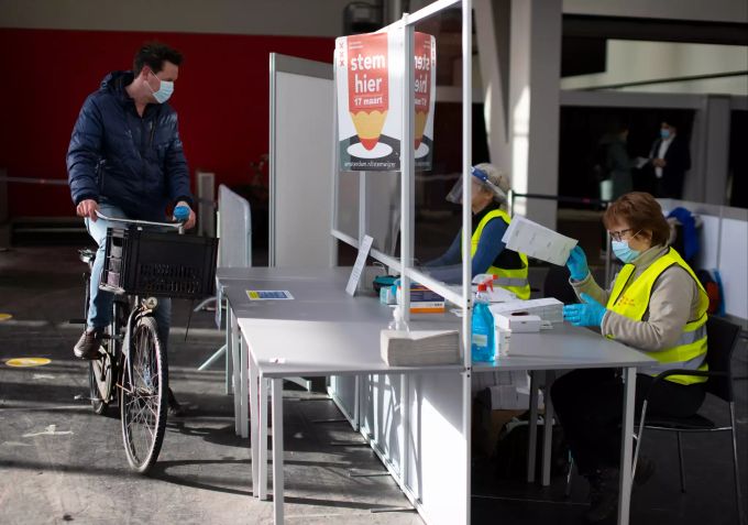 Ein Mann kommt mit Fahrrad zur Stimmabgabe in ein Wahllokal in den Niederlanden. Niederlanden