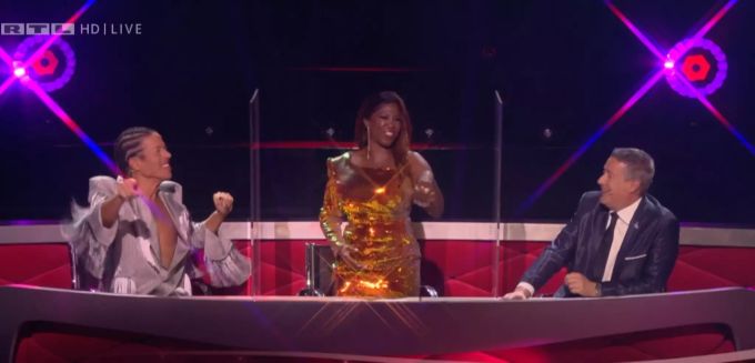 Motsi Mabuse steht auf und tanzt mit. Motsi Mabuse