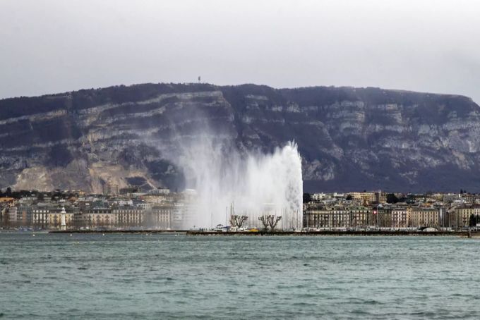 Der Jet d'eau in Genf: Die Gischt des Wasserstrahls besprüht den Hafen, verursacht durch den starken Wind, an diesem Samstag, 13. März 2021. Wetter
