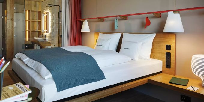 Dieser «Large Room» kostet im 25hours Hotel an der Langstrasse in Zürich monatlich 2200 Franken, für Studenten 1500 Franken. zimmer Hotel zürich coronavirus