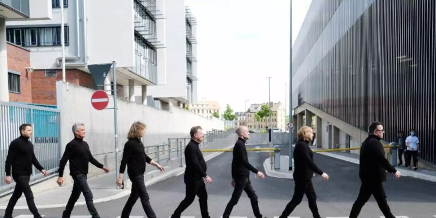Abbey Road in Leipzig: Mathias Dietrich (l-r), Jens Sembdner, Alexander Zieme Henri Schmidt, Wolfgang Lenk, Tobias Künzel und Sebastian Krumbiegel sind Die Prinzen. Foto: Sebastian Willnow/dpa-Zentralbild/dpa