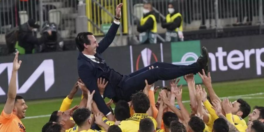 Nach dem Triumph feierten die Villarreal-Profis ihren Trainer Unai Emery. Foto: Janek Skarzynski/Pool AFP/AP/dpa