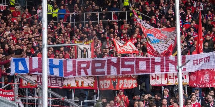 Fans halten ein Banner mit der Aufschrift «Du Hurensohn!» gegen Dietmar Hopp, Mäzen des TSG 1899 Hoffenheim. Foto: Tom Weller/dpa