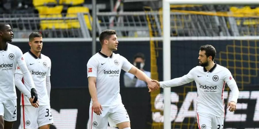Amin Younes (r) hat in Frankfurt einen bemerkenswerten Aufstieg hinter sich. Foto: Martin Meissner/Pool AP/dpa
