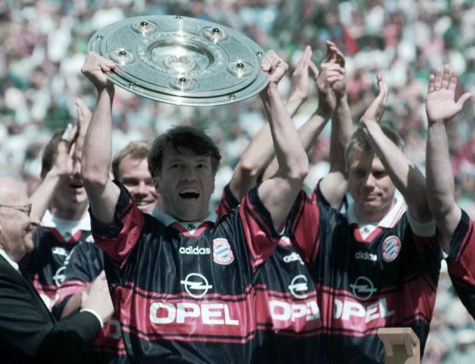 «Loddar» präsentiert die Meisterschale. Lothar Matthäus