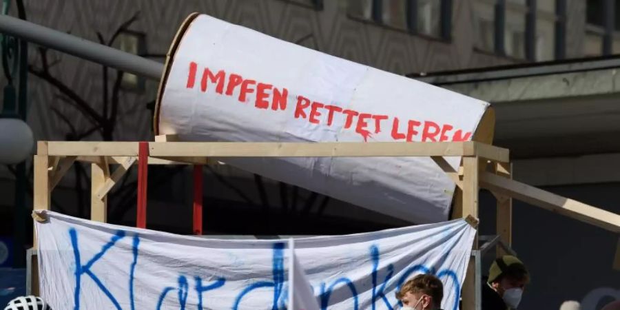 Eine symbolische Impfspritze ist bei einer Kundgebung des «Bündnis gegen Rechts» im Vorfeld einer Kundgebung unter dem Motto «Freie Bürger Kassel - Grundrechte und Demokratie» zu sehen. Foto: Swen Pförtner/dpa