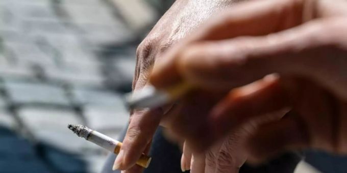 Inzwischen rauchen weniger Menschen als noch vor zehn Jahren - zugleich kommen verstärkt Patienten mit Atemwegstumoren oder Lungenschäden ins Krankenhaus. Foto: Armin Weigel/dpa Inzwischen rauchen weniger Menschen als noch vor zehn Jahren - zugleich kommen verstärkt Patienten mit Atemwegstumoren oder Lungenschäden ins Krankenhaus. Foto: Armin Weigel/dpa