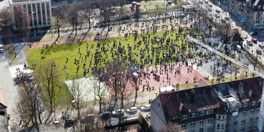 Hunderte Menschen trafen sich am Samstag in Chur zu einem «stillen Protest» wegen des Coronavirus.