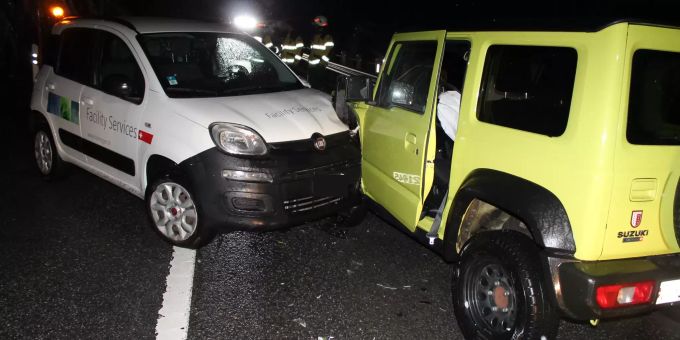 Die Frontalkollision forderte zwei total beschädigte Autos. Alle Insassen bleiben glücklicherweise unverletzt. Unfall AI