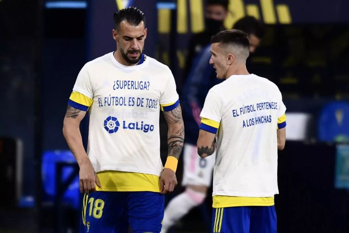 Spieler des FC Cadiz protestieren gegen die von Real Madrid geplante «Super League». Real Madrid FC Cadiz