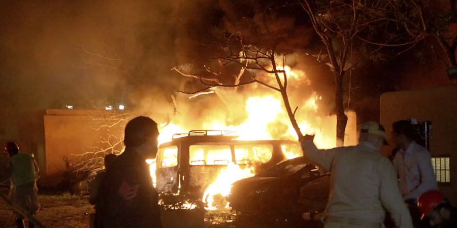 Ein Polizist und Rettungskräfte kommen am Explosionsort in Quetta an. Foto: Arshad Butt/AP/dpa