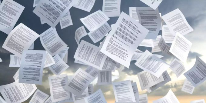 An einem windigen Tag sind in Japan ein Haufen wichtiger Papier weggeflogen. (Symbolbild) papier