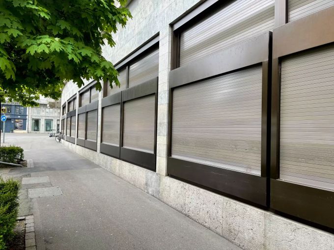 Die Rollläden der Zürcher Banken sind ganz unten. Zürich 1. Mai
