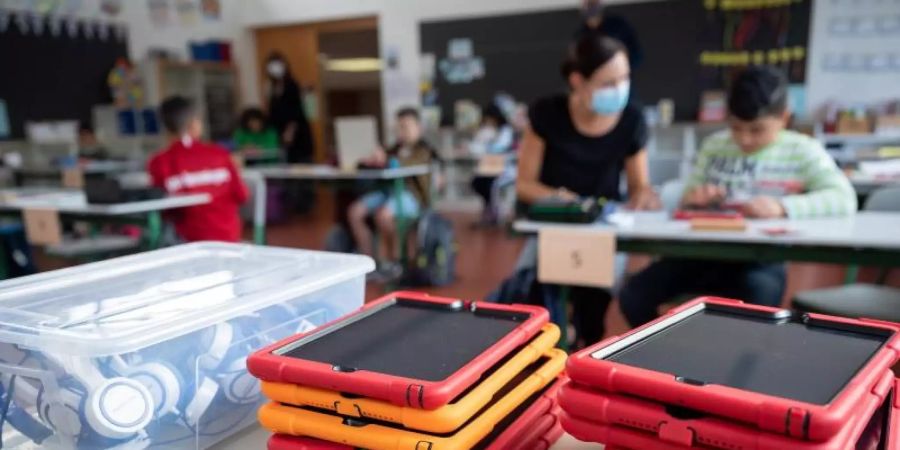 Tablets in einer Grundschule. Foto: Sebastian Gollnow/dpa