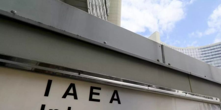 Der Eingang zur Internationalen Atomenergiebehörde in Wien. Foto: Ronald Zak/AP/dpa
