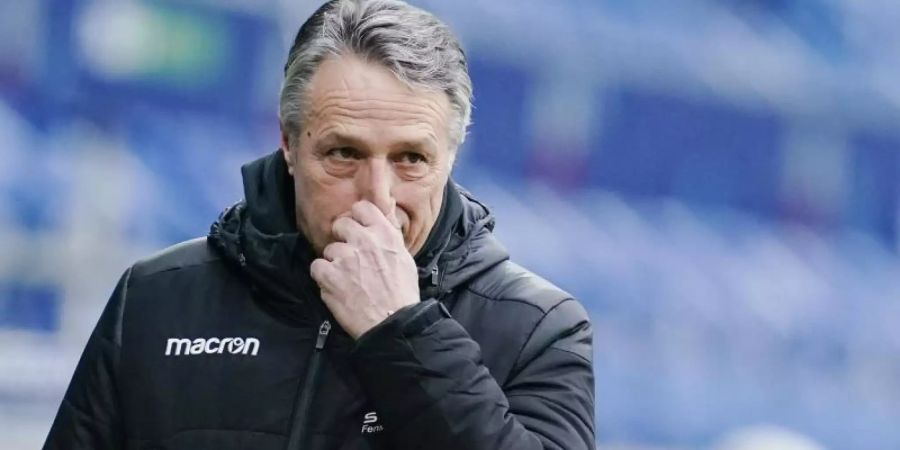 Hat nach Bayern mit Wolfsburg das nächste Bundesliga-Spitzenteam vor der Brust: Bielefeld-Coach Uwe Neuhaus. Foto: Uwe Anspach/dpa