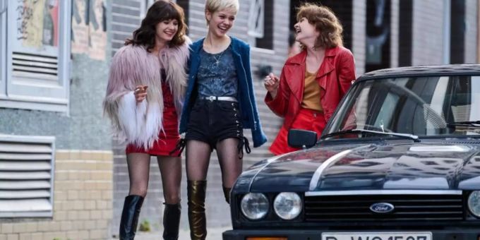 Die Schauspielerinnen Jana McKinnon (l-r), Lea Drinda (Babsi) und Lena Urzendowsky (Stella) in einer Szene der Serie «Wir Kinder vom Bahnhof Zoo». Foto: Mike Kraus/Constantin Television/Amazon Prime/dpa Jana McKinnon