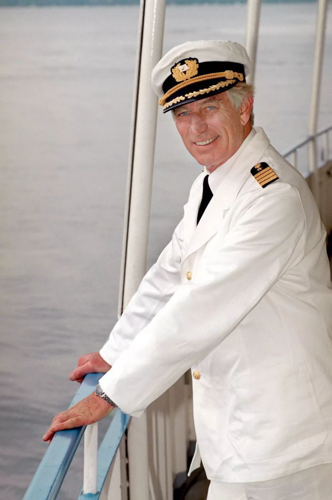 Schauspieler Siegfried Rauch posiert auf dem Starnberger See als «Traumschiff»-Kapitän. der bergdoktor