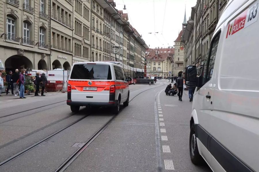 Auch in der berner Marktgasse markiert die Polizei Präsenz.