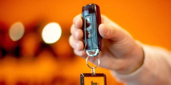Reisebeschränkungen und Lockdowns liessen den Umsatz von Sixt 2020 von 2,5 auf 1,5 Milliarden Euro einbrechen. Foto: Sina Schuldt/dpa Reisebeschränkungen und Lockdowns liessen den Umsatz von Sixt 2020 von 2,5 auf 1,5 Milliarden Euro einbrechen. Foto: Sina Schuldt/dpa